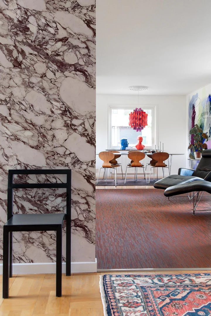 Family room featuring Calacatta Viola marble effect panels, demonstrating practicality and elegance